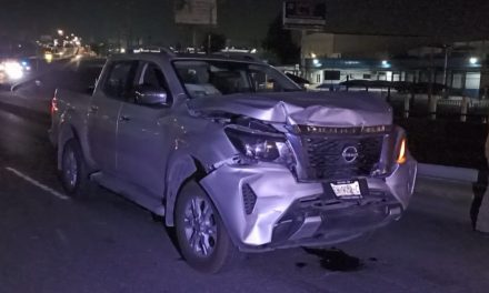Saltillo: Provoca carambola sobre Periférico, ebrio derriba luminaria y causa caos vial