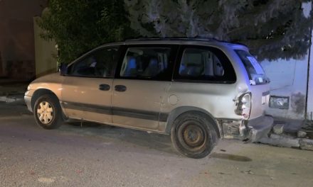 Choca con camioneta estacionada y se fractura la pierna en Saltillo