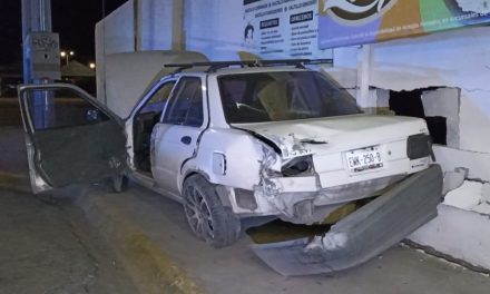 Estrella su coche contra una barda en Saltillo tras falla mecánica