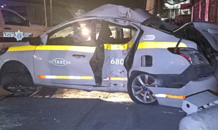 Taxista ebrio se estrella contra poste en Saltillo