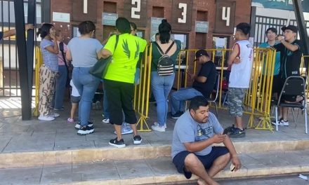 Aficionados de Saraperos madrugan para conseguir boletos para los playoffs