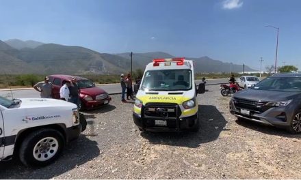 Auto derriba a motociclistas; les quita derecho de paso en Otilio González
