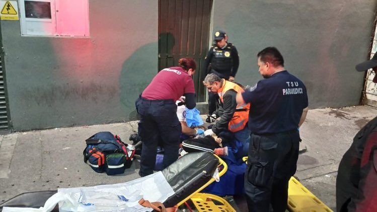 Mujer da a luz a un bebé a las afueras del Metro de la CDMX