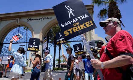 Estudios de Hollywood se reunirán con guionistas para llegar a un acuerdo