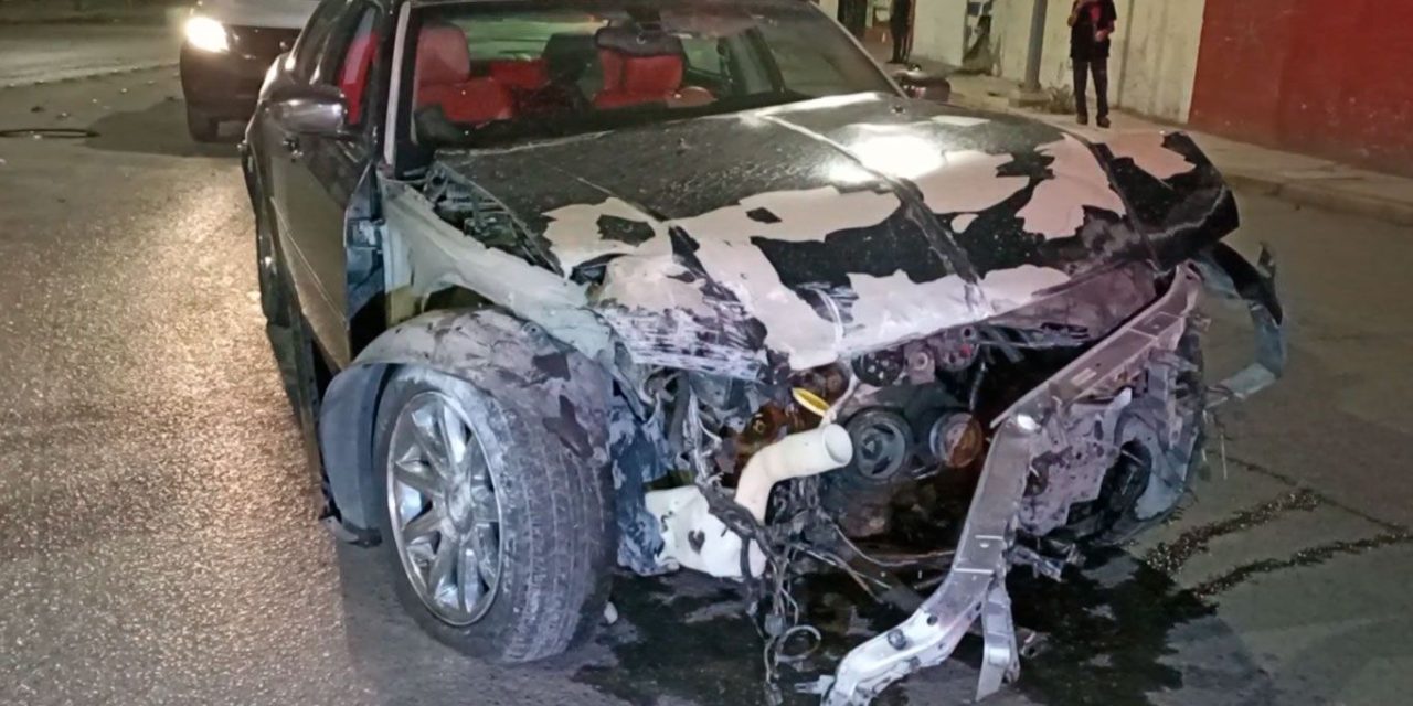 Saltillo: Huye de accidente y choca, le pegó a un coche y luego a una barda