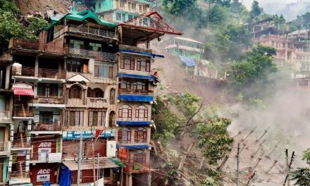 Video: Se registra derrumbe tras fuertes lluvias en la India