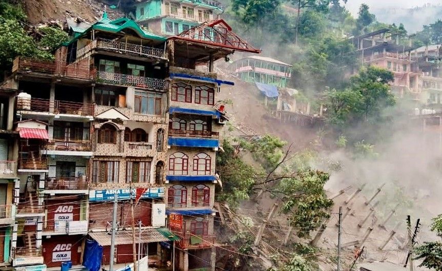 Video: Se registra derrumbe tras fuertes lluvias en la India