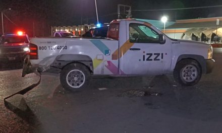 Saltillo: Conducía camioneta de compañía de internet y le ‘instala’ dos golpes a vehículos en choque