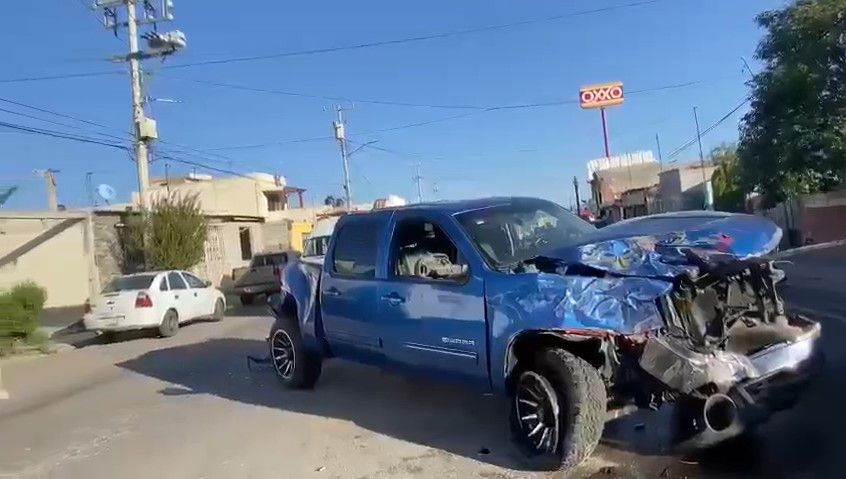 Conductor invadió carril y terminó provocando daños materiales tras accidente en Saltillo