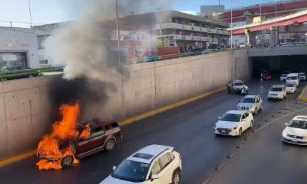 Fuego consume camioneta en el Distribuidor Vial El Sarape