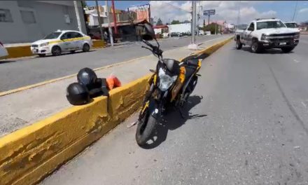 Saltillo: Madre e hijo resultan heridos, impactan su motocicleta contra un taxi