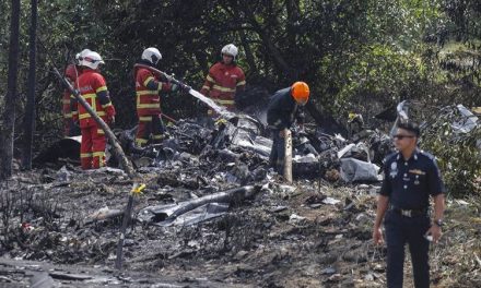Avión se estrella en Malasia y mueren 10 personas