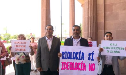 Padres de familia y asociaciones religiosas se manifiestan en contra de libros de texto en Saltillo