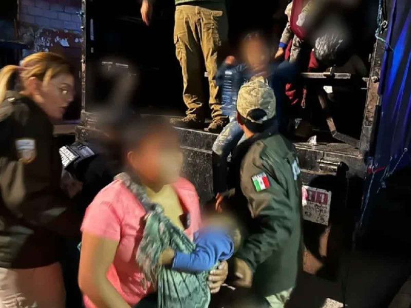 Rescatan a 230 migrantes en Puebla, menores viajaban solos, sin alimento ni comida