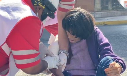 Mujer está a punto de perder su brazo tras ser atropellada por el transporte público en Saltillo