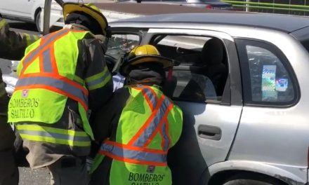 Mujer quedó atrapada dentro de su vehículo en Saltillo