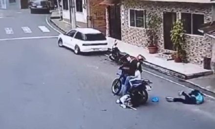 Video fuerte; niña pierde el brazo en accidente de motocicleta