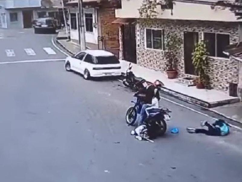 Video fuerte; niña pierde el brazo en accidente de motocicleta