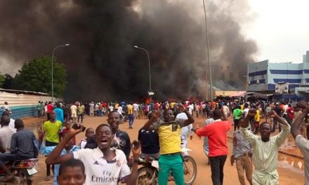 Grupos golpistas cierran espacio aéreo de Nigeria por amenaza de intervención