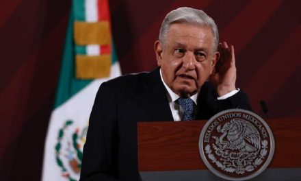 AMLO dice ‘No oigo’ cuando le preguntan por los jóvenes desaparecidos de Jalisco