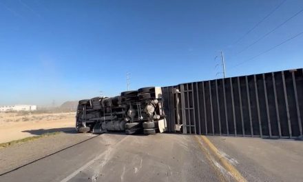 Conductor de pipa  vuelca por falla mecánica en carretera