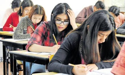Mujeres nigropetenses reciben becas estudiantiles