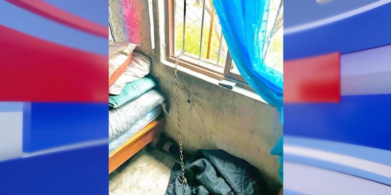Rescatan a menor encadenado en Coahuila
