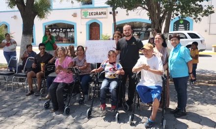 Dr. Diego Ricaño y Fundación RCG apoyan con andaderas en Parras de la Fuente