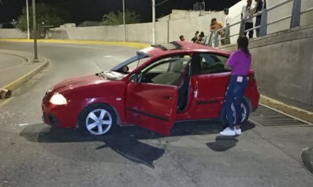 Conductora sale del camino y pega en columna en Saltillo
