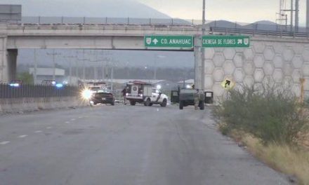 Encuentran tres cuerpos colgados en un puente vehicular en Salinas Victoria