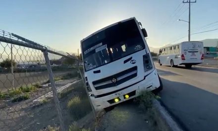 Conductor se duerme al volante y se sale del camino en Saltillo