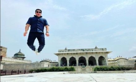 Samuel García rompe protocolo en monumento durante visita a la India y suspenden al guía