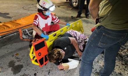 Motociclista se estrella contra camioneta estacionada en Saltillo