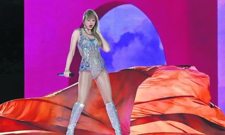 ‘Swifties’ sin boleto disfrutan del concierto de Taylor a las afueras del Foro Sol