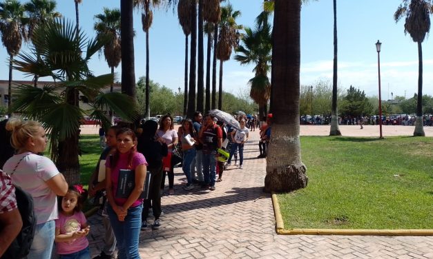 Padres de familia acuden a la SEC para realizar trámites para sus hijos