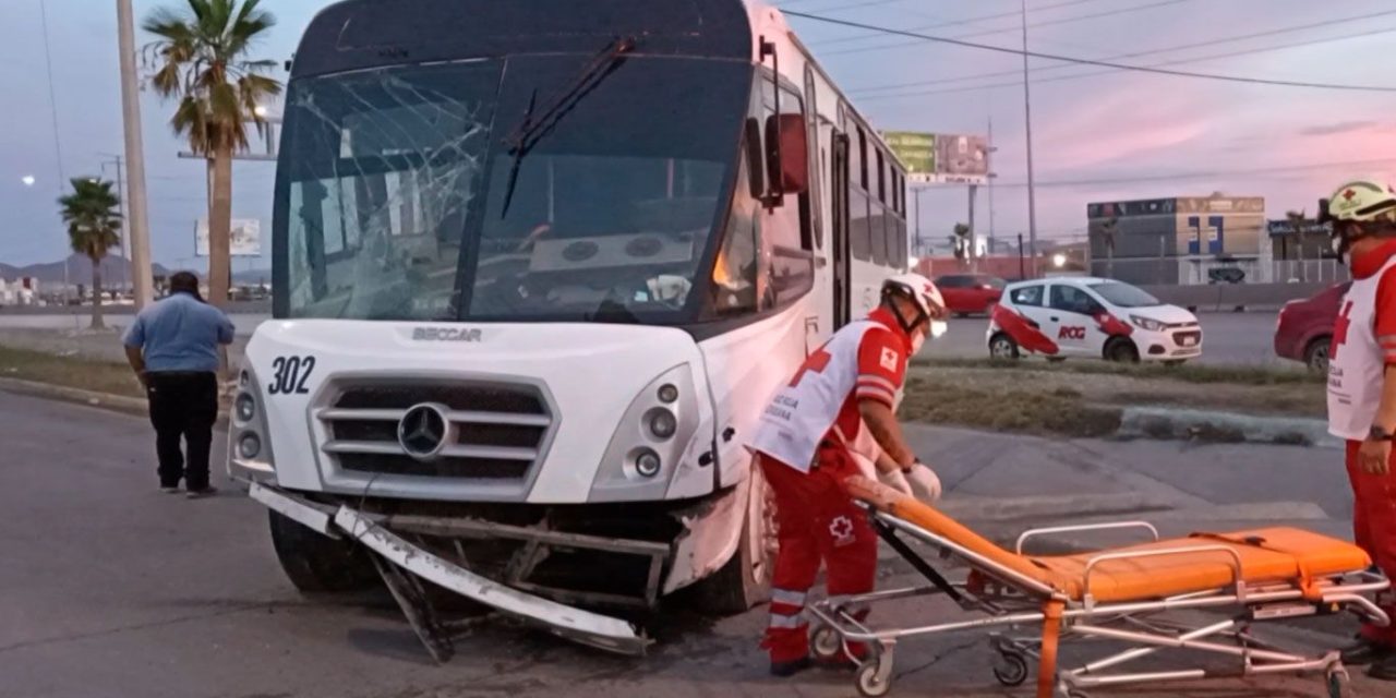 Saltillo: Trasnochado choca su autobús, dejó a una trabajadora lesionada