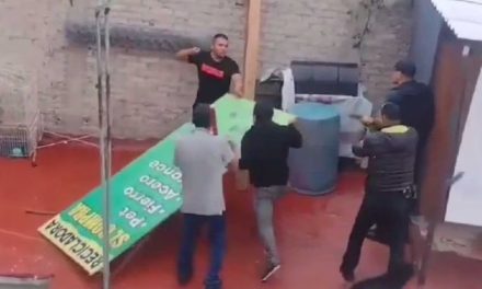 Video: Policías tratan de detener a hombre con palos y piedras
