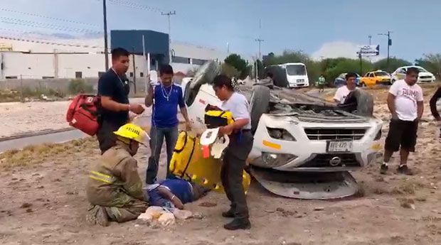 Automóvil de alquiler sufrió falla mecánica y terminó volcado sobre terracería
