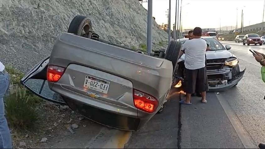 Conduce a exceso de velocidad y provoca accidente en la Saltillo- Monterrey