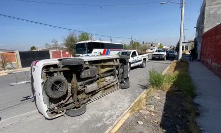 Un taxista protagonizó un choque con volcadura en Saltillo