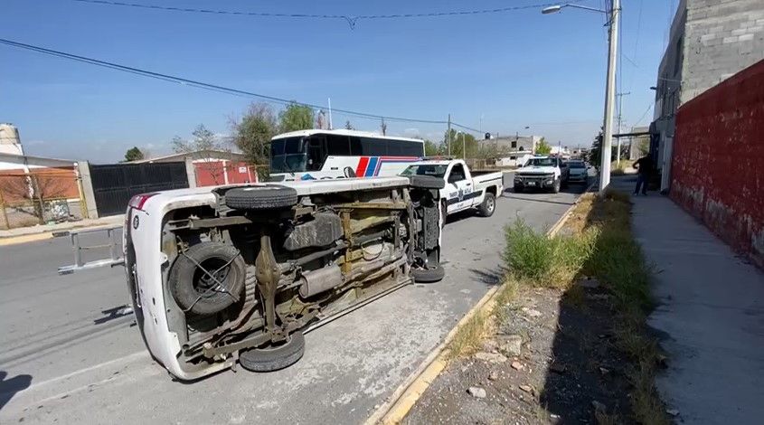 Un taxista protagonizó un choque con volcadura en Saltillo