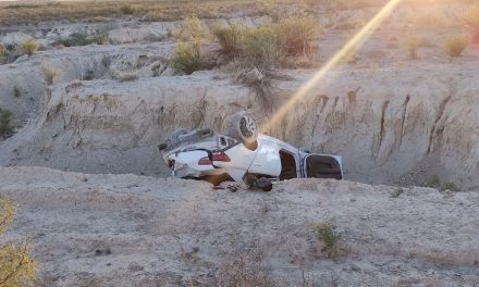 Saltillenses sufren aparatosa volcadura  sobre la carretera General Cepeda-Parras