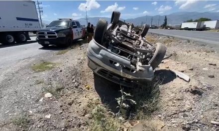 Le explota neumático a hombre y termina volcado en el Libramiento Flores Tapia