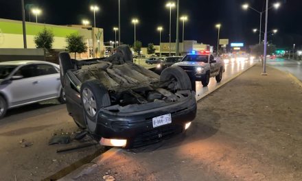 Menor vuelca su auto al norte de Saltillo