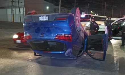 Ebrio vuelca tras pegar en el camellón en Saltillo