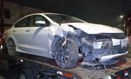 Choca contra columna tras derrape en Saltillo