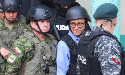 Christian Zurita, candidato sustituto en Ecuador vota con casco y chaleco antibalas