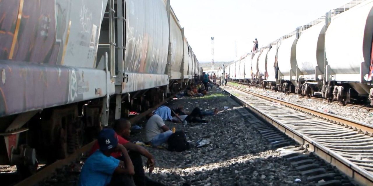 Quedan varados más de mil migrantes en Frontera