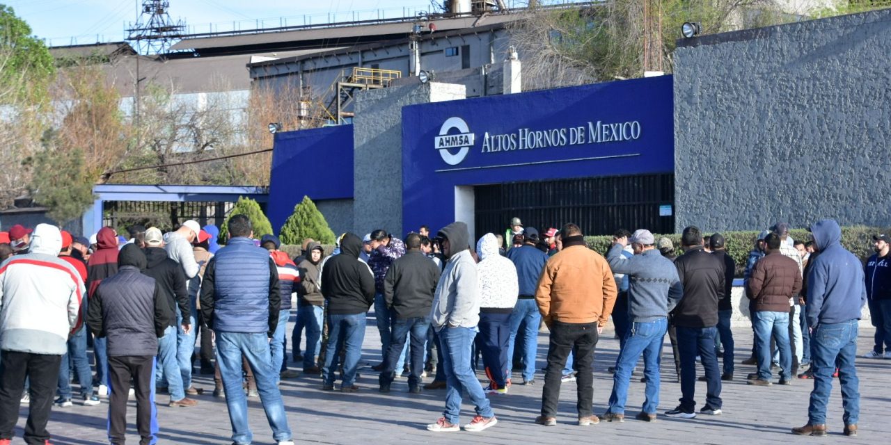 Protestan obreros de AHMSA en CNDH en Monterrey