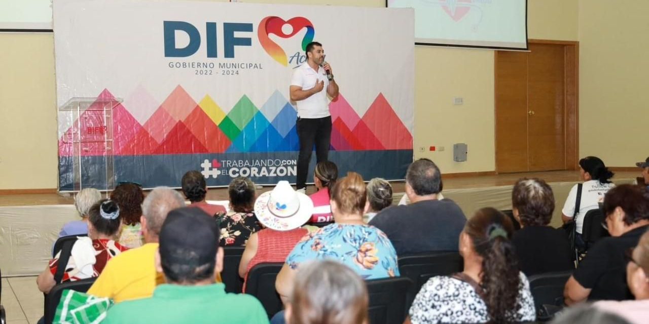 Entrega DIF Acuña apoyo a adultos mayores